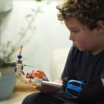 Foto de Aidan Robinson que ha creado, a sus 9 años, una prótesis con piezas de lego útil para desarrollar todo tipo de actividades